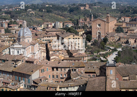 Der Blick über den Dächern von Siena aus Torre del Mangia, Toskana, Italien Stockfoto