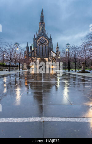 Reflexionen von Glasgow Cathedral auf den nassen Bürgersteigen Stockfoto