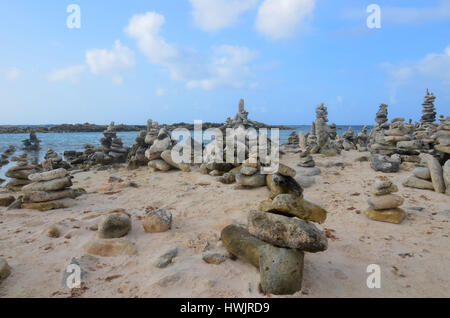 Sammlung von gestapelten Steinen fand am Baby Beach in Aruba. Stockfoto