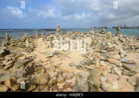 Gestapelten Steinen in Aruba am Baby Beach. Stockfoto