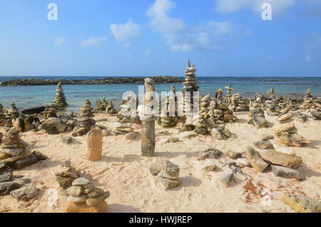 Gestapelte Stein Cairns am Baby Beach in Aruba. Stockfoto