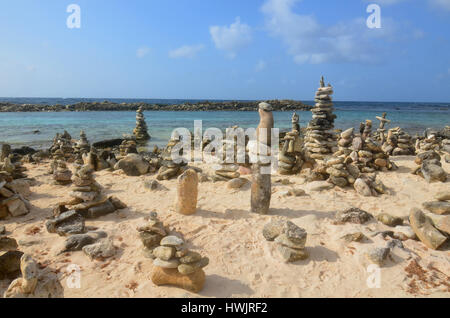 Stone Cairns gefunden am Strand von Aruba. Stockfoto