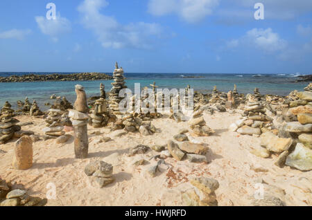 Stone Cairns am Baby Beach in Aruba. Stockfoto