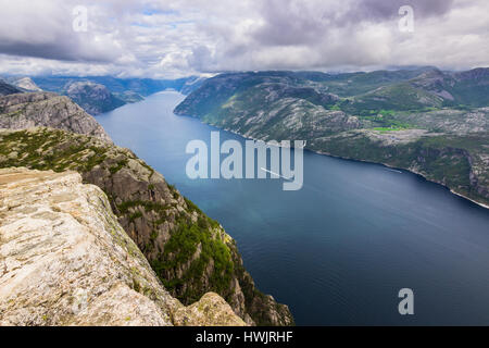 20. Juli 2015: Panorama auf den Lysefjord, gesehen von der Kanzel Rock, Norwegen Stockfoto