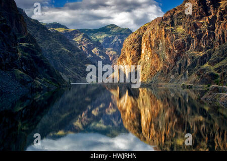 Hells Canyon Reservoir ruhiges Wasser. Oregon/Idaho Stockfoto