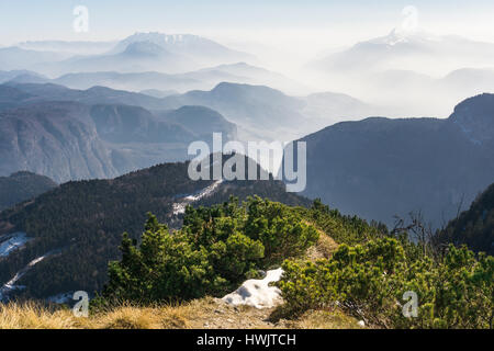 Spektakuläre Aussicht auf die Berge Silhouetten und Nebel in den Tälern. Stockfoto