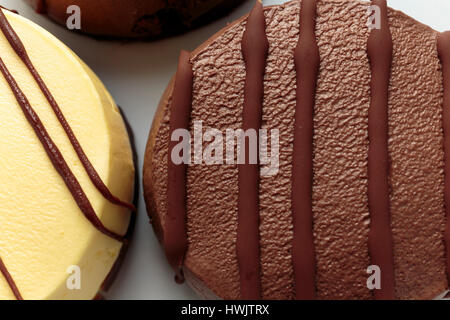 Schokolade und Vanille-Mousse Torte hautnah Stockfoto
