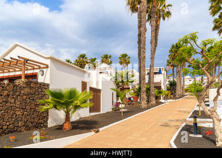 Traditionellen kanarischen Stil Ferienwohnungen in Playa Blanca am Meer Stadt, Lanzarote, Kanarische Inseln, Spanien Stockfoto