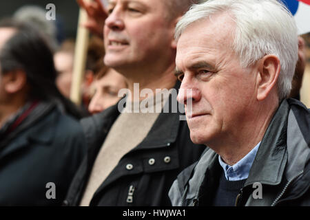 London, UK. 4. März 2017. John McDonnell, Labour Schatten Kanzler des Finanzministeriums, führt einen Protest zur Unterstützung des NHS und gegen Kürzungen. Tausende von Demonstranten marschierten durch die Londoner zum Parliament Square im Rahmen der Proteste unserer NHS. Bildnachweis: Jacob Sacks-Jones/Alamy Live-Nachrichten. Stockfoto