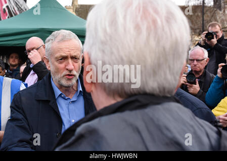 London, UK. 4. März 2017. Labour-Chef Jeremy Corbyn spricht, John McDonnell, Labour Schatten Kanzler des Finanzministeriums, bevor er auf der Bühne, das Publikum anzusprechen in Parliament Square, bei einer Demonstration zur Unterstützung des NHS und gegen Kürzungen gesammelt. Tausende von Demonstranten marschierten durch die Londoner zum Parliament Square im Rahmen der Proteste unserer NHS. Bildnachweis: Jacob Sacks-Jones/Alamy Live-Nachrichten. Stockfoto