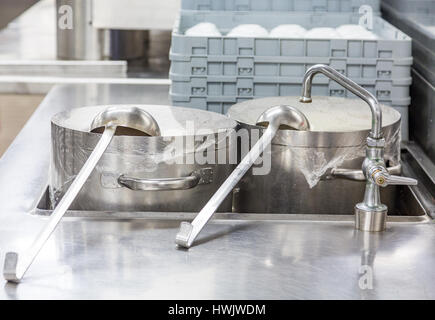 Pfannen auf Gemüsetöpfe in Großküchen Stockfoto