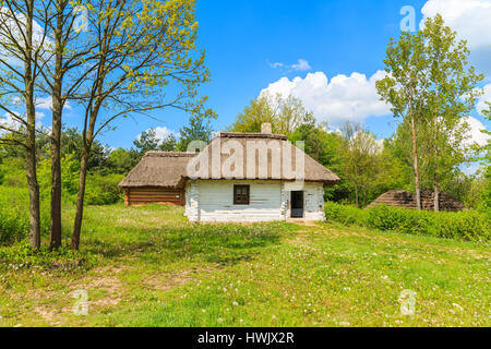 Alte traditionelle Häuser mit Stroh Dächer in Tokarnia Dorf am sonnigen Frühlingstag, Polen Stockfoto