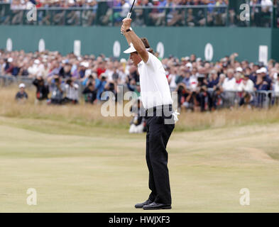 PHIL MICKELSON BIRDIES 18. die OPEN CHAMPIONSHIP OPEN CHAMPIONSHIP MUIRFIELD EAST LOTHIAN Schottland 21. Juli 2013 Stockfoto