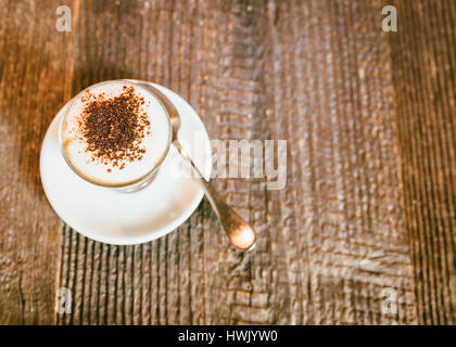 Marocchino (Caffè Marocchino) ist ein Kaffee trinken in einem kleinen Glas serviert und besteht aus einem Schuss Espresso, Milch und Kakao Pulver Stockfoto