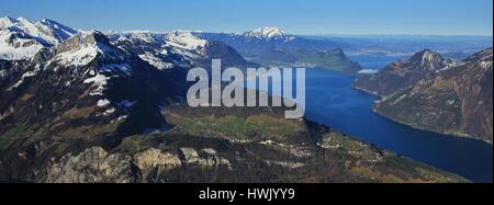 Seelisberg, See Vierwaldstattersee und Schnee Berge begrenzt. Blick vom Mount Fronalpstock. Frühling-Szene in der Schweiz. Stockfoto