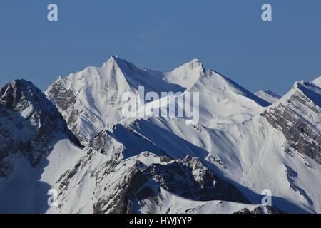 Schön geformte Berge in der Zentralschweiz. Blick vom Mount Fronalpstock, Stoos. Stockfoto