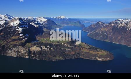 Atemberaubende Aussicht vom Berg Fronalpstock, Stoos. Vierwaldstattersee See und Berge. Frühling-Szene in den Schweizer Alpen. Stockfoto