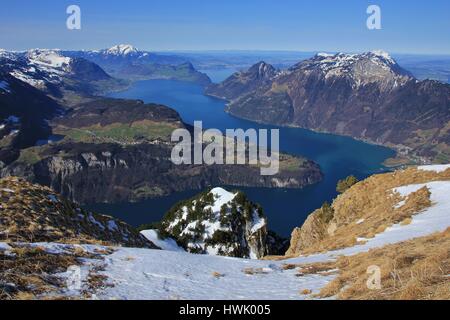 Frühling in den Schweizer Alpen. Blick vom Mount Fronalpstock, Stoos. Seelisberg und See Vierwaldstattersee. Stockfoto