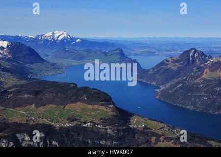 Frühling in den Schweizer Alpen. Blick vom Mount Fronalpstock, Stoos. Seelisberg und See Vierwaldstattersee. Stockfoto