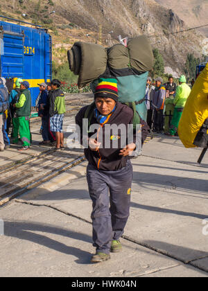 Ollantaytambo, Peru - 13. Mai 2016: Einheimische PeruRail Zug in Ollantaytambo Station aussteigen. Stockfoto