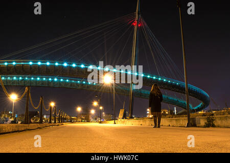 Pescara, Italien - 17. März 2017 - The Ponte del Mare monumentale Brücke, der Kanal und Hafen von Pescara Stadt, Region Abruzzen Stockfoto