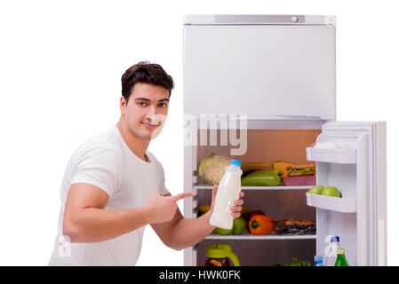Mann neben Kühlschrank voller Lebensmittel Stockfoto
