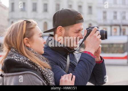 Touristische Paar mit Kamera, die Bilder von Sehenswürdigkeiten in der Innenstadt von weniger von Prag Stadt in alten Fassaden Umwelt Stockfoto