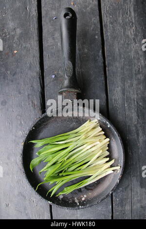 Gesunde Ernährung, Diäten, vegetarische Küche und Koch-Konzept. Bärlauch oder Bärlauch. Stockfoto