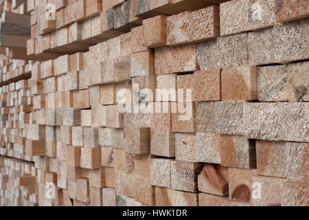 Wand auf einander rechteckig Holz Kiefer Stöcke gestapelt. Perspektive von rechts nach links. Selektiven Fokus. Stockfoto