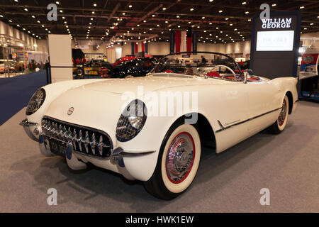 Dreiviertelansicht einer frühen, ersten Generation Chevrolet Corvette auf dem Display an der 2017 London Classic Car Show Stockfoto