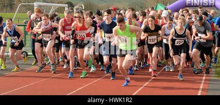 Läufer begeben Sie sich auf den Halbmarathon Stranraer in Schottland, Großbritannien Stockfoto