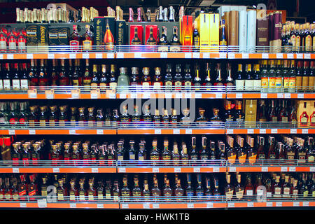 alkoholische Getränke in den Regalen der Supermarkt in Tschernigow Stockfoto