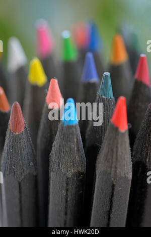 Farbige schwarze Bleistifte in Glas Stockfoto