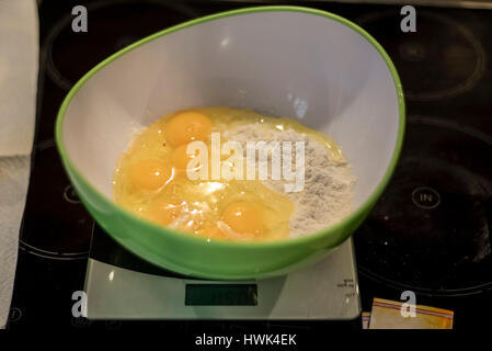 Hände machen Duff Gebäck von Ei in Schälchen frische Waffeln Stockfoto