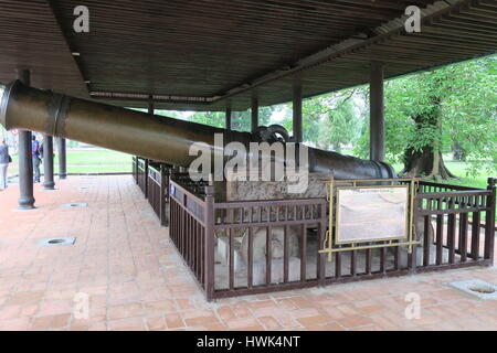 Alte neun Gottheiten Kanonen, neben Ngan Tor am Eingang der Zitadelle, Hue, Vietnam Stockfoto