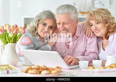 Porträt eines älteren Menschen, die mit einem laptop Stockfoto