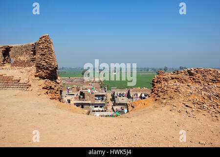 Wände mit einer Lücke zeigt Alltag in der Stadt von Hanumangarh Indien wiederhergestellt wird Stockfoto