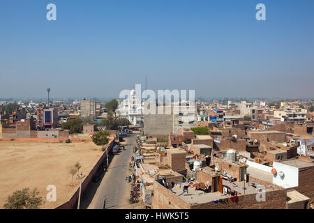 Luftaufnahme des Hanumangarh Stadt mit weißen Gurdwara und Gebäuden unter blauem Himmel in Rajasthan Indien Stockfoto