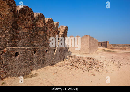 Restaurierungsarbeiten am Bhather Fort Hanumangarh Rajasthan Indien unter blauem Himmel mit gebrochenen Wänden Stockfoto