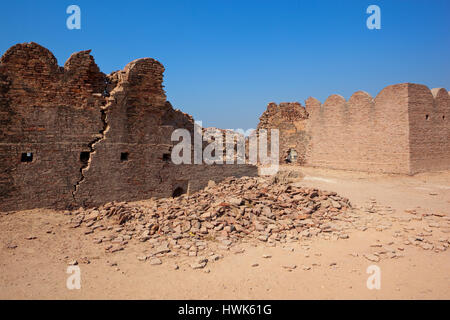 Restaurierungsarbeiten am Bhather Fort Hanumangarh Rajasthan Indien unter blauem Himmel Stockfoto