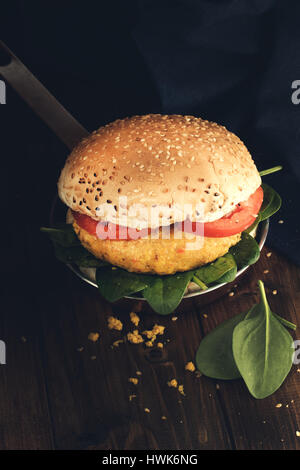 Vegetarische Burger mit Karotte und Quinoa auf Holztisch. Stockfoto