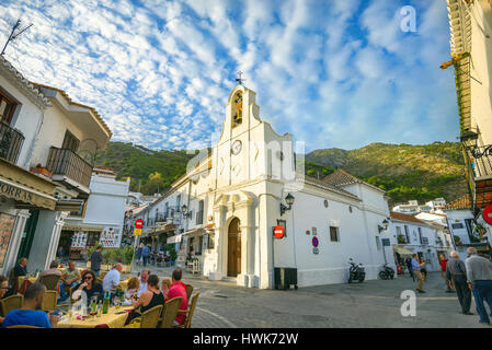 Kapelle von San Sebastian in Mijas. Weißer Turm mit Uhr. Lage am zentralen Straße mit Cafés und Geschäften Stockfoto