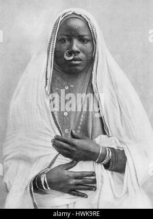 Frauen tragen traditionelle einheimische Kleidung, einschließlich einen Schleier und Nase Ring, Sudan, 1922. Stockfoto