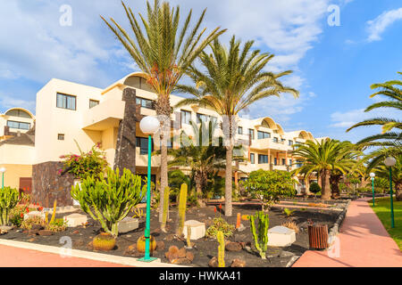 PLAYA BLANCA, LANZAROTE Insel - 11. Januar 2015: Wohnung Hotelgebäude tropische Gärten in Playa Blanca Dorf, Lanzarote, Kanarische Inseln, Spanien. Stockfoto