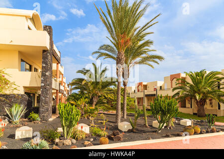 PLAYA BLANCA, LANZAROTE Insel - 11. Januar 2015: Wohnung Hotelgebäude tropische Gärten in Playa Blanca Dorf, Lanzarote, Kanarische Inseln, Spanien. Stockfoto