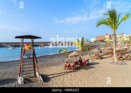 Strand von SAN JUAN, Teneriffa - 15. November 2015: Bademeister sitzt auf einem Wachturm am Strand in San Juan Stadt auf der Insel Teneriffa, Spanien. Stockfoto