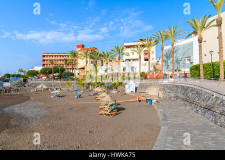 Strand von SAN JUAN, Teneriffa - 15. November 2015: bunte Gebäude an einem Strand in San Juan Stadt auf der Insel Teneriffa, Spanien. Stockfoto