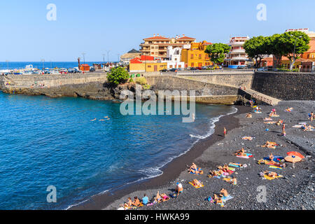 Stadt GARACHICO, Teneriffa - 15. November 2015: Menschen Sonnenbaden an einem Strand in Garachico Stadt an der Küste von Teneriffa, Spanien. Stockfoto