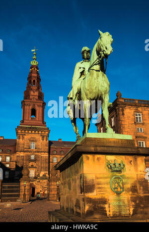 Kopenhagen, Dänemark - 11. März 2017: Equestrian Statue von König Christian dem 9. Kopenhagen Dänemark innerhalb der dänischen Parlament Christiansborg Stockfoto