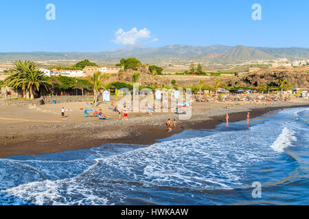 Strand von SAN JUAN, Teneriffa - 15. November 2015: Ozeanwelle und schönen Strand in San Juan Küstenstadt, Teneriffa, Spanien. Stockfoto